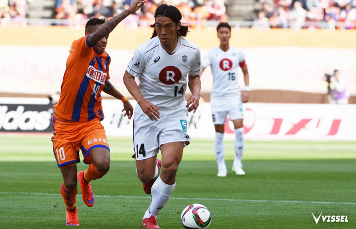 ドリブルで持ち上がる増川隆洋選手