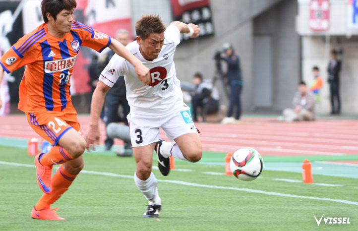 ドリブルで仕掛ける相馬崇人選手