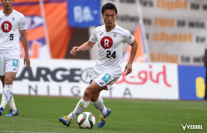 中盤でボールを回して攻撃を組み立てる三原雅俊選手