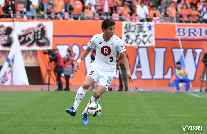 最終ラインから前線へのフィードを狙う岩波拓也選手