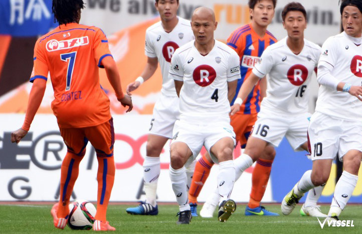 体を張ってシュートを防ぐ北本久仁衛選手