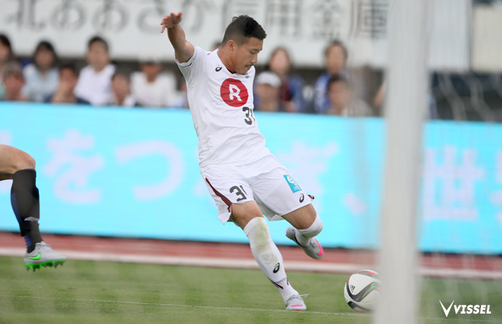 左サイドを突破してゴール前にクロスを送る安田理大選手