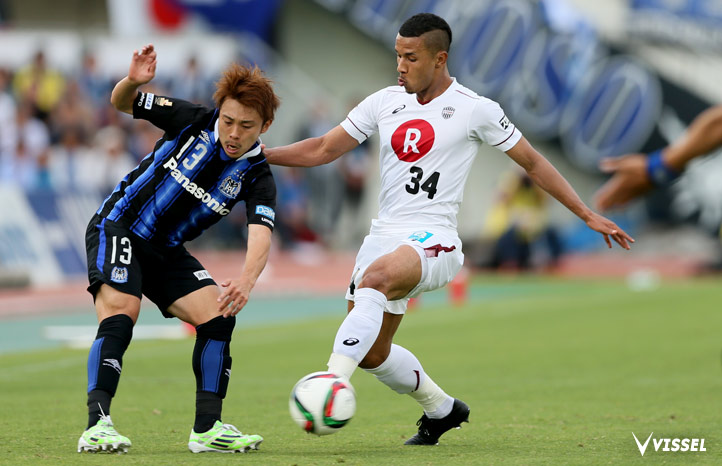 相手にプレッシャーをかけるブエノ選手