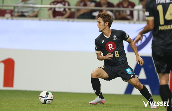 DFラインでボールを受け前線を見る高橋峻希選手