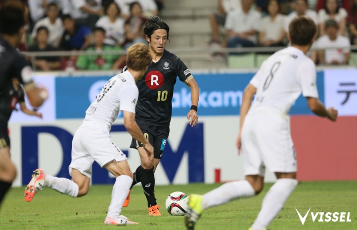 ドリブルで仕掛ける森岡亮太選手