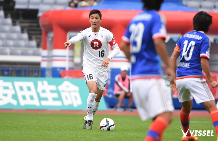 味方へ指示を送るチョン ウヨン選手
