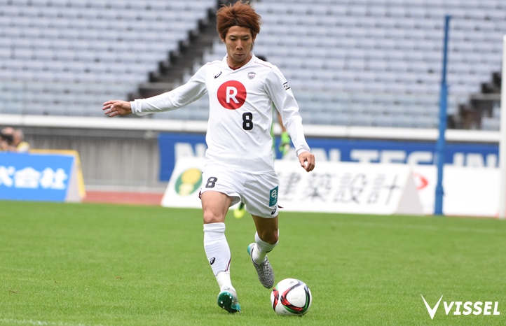 前線へボールを送る高橋祥平選手