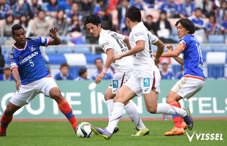 前線でパスを繋ぐ森岡亮太選手
