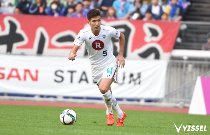 DFラインでボールを持つ岩波拓也選手