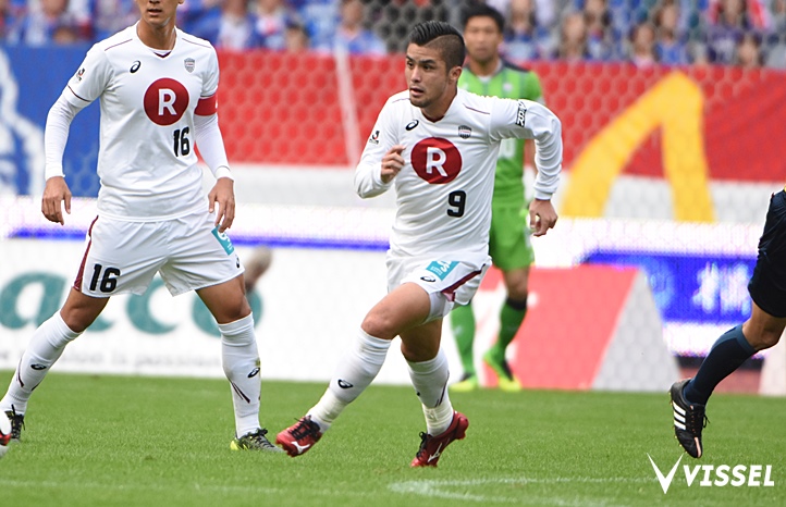 カウンターで前線に走る石津大介選手