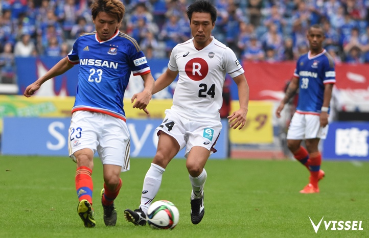 相手に激しくプレスをかける三原雅俊選手