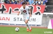 DFラインでボールを持つ岩波拓也選手